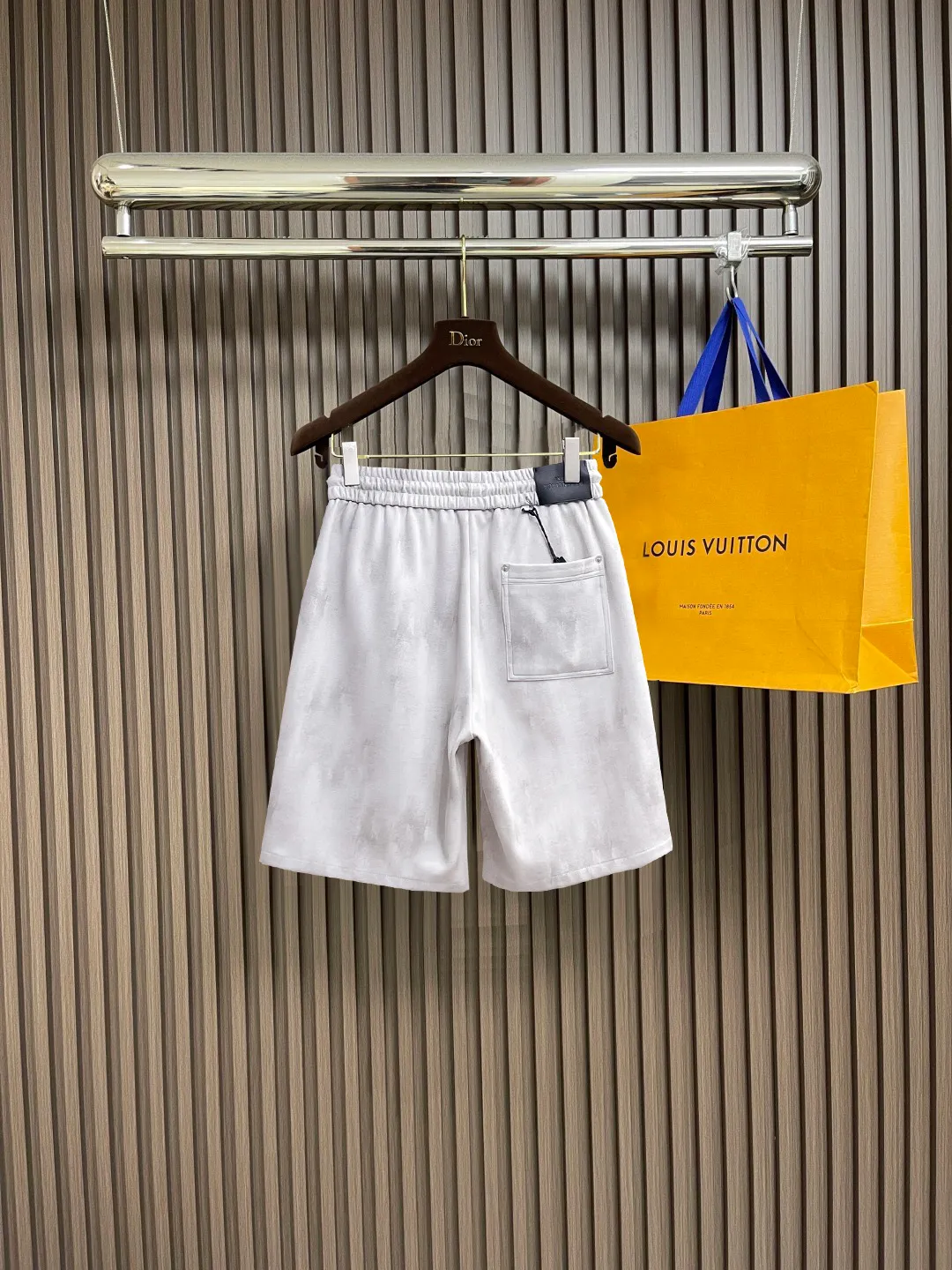 Balenciaga's three-standard complete 2025 summer New Arrival men's casual shorts, advanced custom-made Breathable fabric, Breathable fabric, extremely stretchy and comfortable, impeccable details, top-grade accessories, original logo design concept, delicate and soft feel! The upper body fit is awesome! Size: M-XXXL Please state your height and weight when ordering
